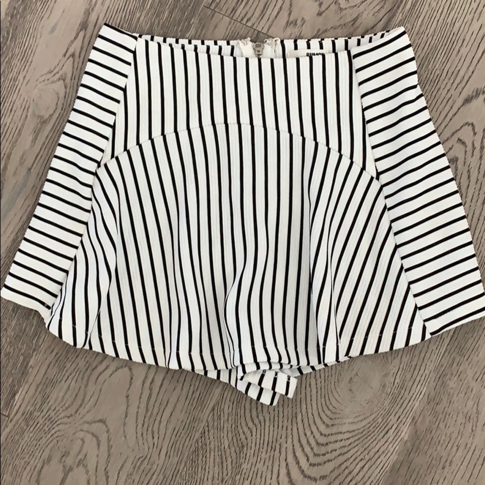 Rumor boutique blk/wht striped skort size xs